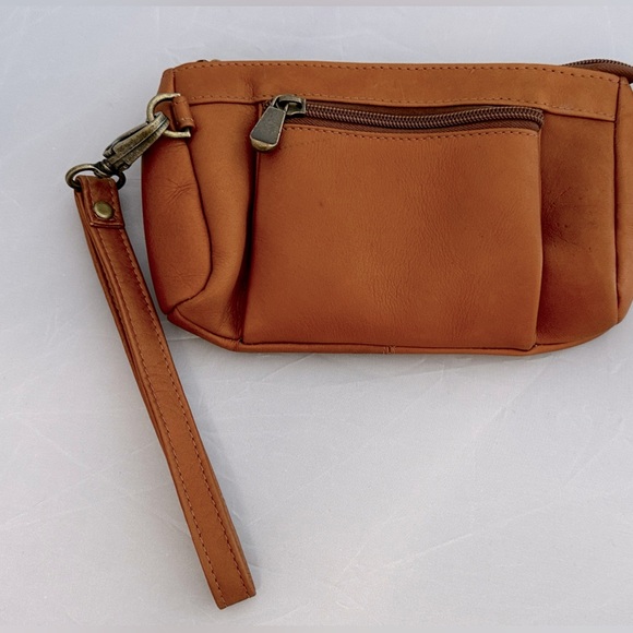 Le Donn | Leather Wristlet Clutch - Picture 2 of 3